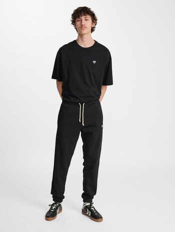 hmlLOOSE SWEATPANT BEE, BLACK, model