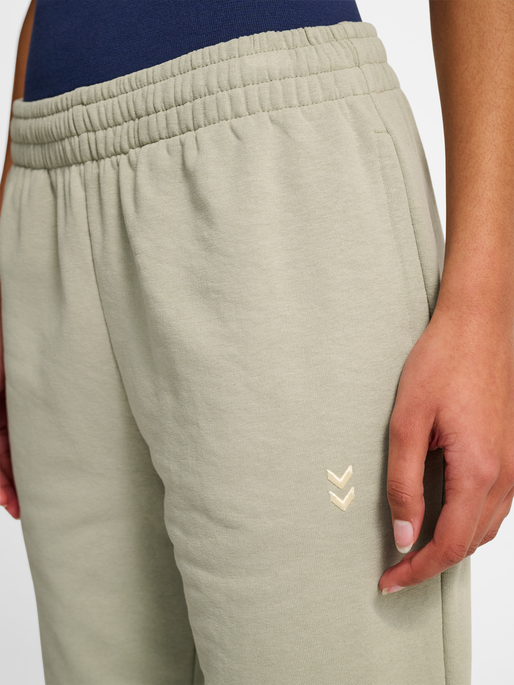 hmlPULSE W SWEAT PANTS, SEAGRASS, model