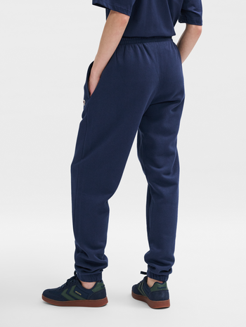 hmlLOOSE SWEATPANT BEE, DRESS BLUES, model