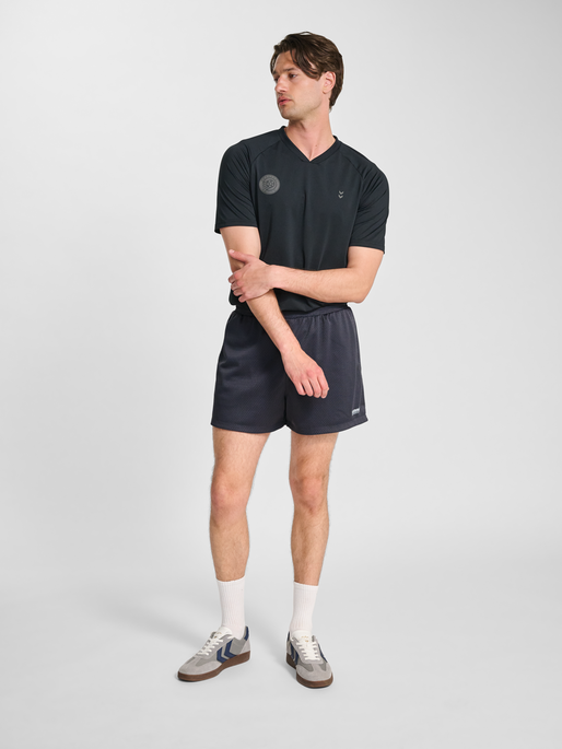 hmlPULSE MESH SHORTS, EBONY, model