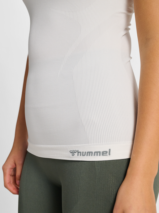hmlTIF SEAMLESS TOP, WHITE, model