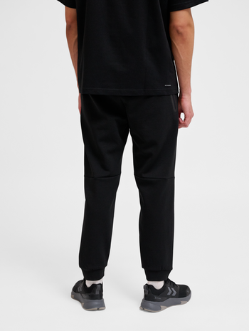 hmlTECH FLEECE REGULAR PANTS, BLACK, model