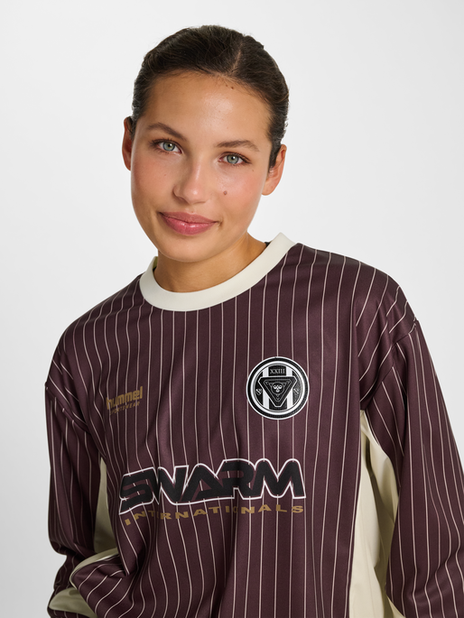 hmlLOOSE JERSEY LS STRIPE TOPSCORER, VINEYARD WINE, model