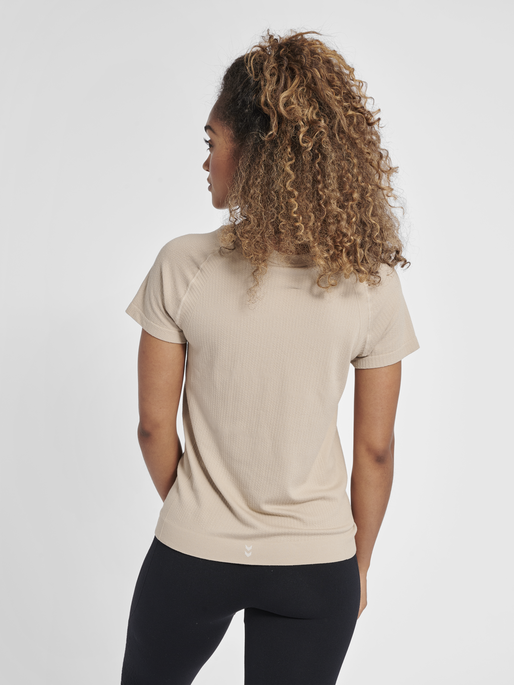 hmlMT FLOW SEAMLESS T-SHIRT, CHATEAU GRAY, model