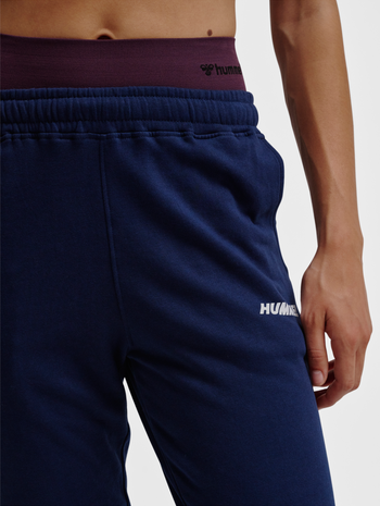 hmlELEMENTAL REGULAR PANTS WOMAN, DRESS BLUES, model