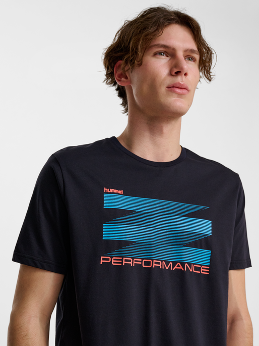 hmlPULSE GRAPHIC T-SHIRT S/S, BLACK, model