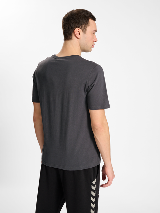 hmlLGC CARSON T-SHIRT, BLACKENED PEARL, model