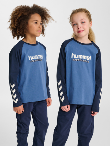 hmlJR LOGO T-SHIRT L/S, DUTCH BLUE, model