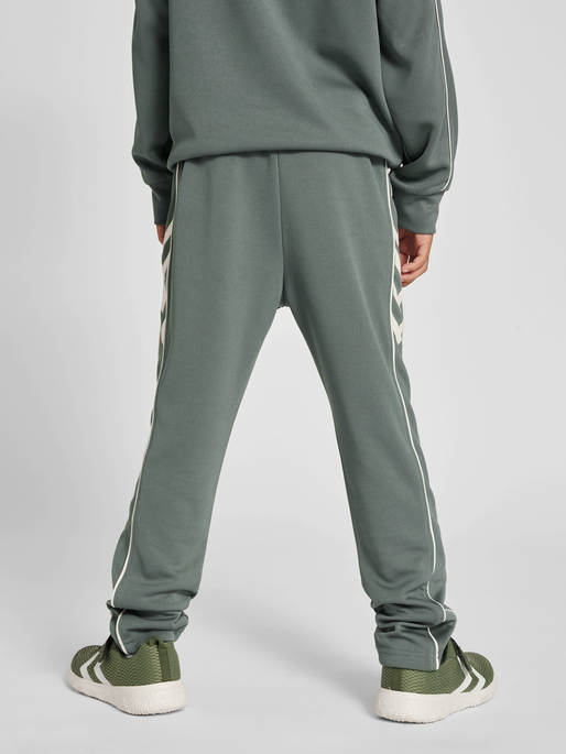 hmlTRACK TRACKSUIT, LAUREL WREATH, model