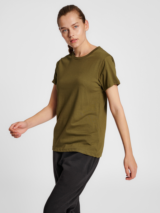 hmlRED BASIC T-SHIRT S/S WOMAN, DARK OLIVE, model