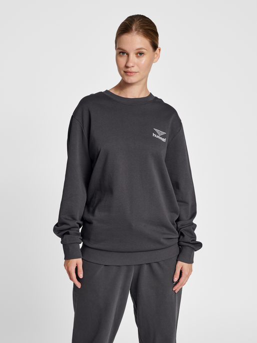 hmlLGC LOYALTY SWEATSHIRT, 2033, model