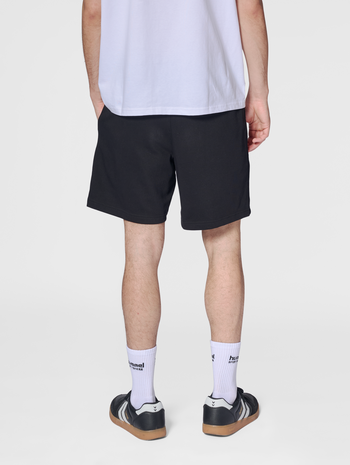 hmlFELIX SWEAT SHORTS, BLACK, model