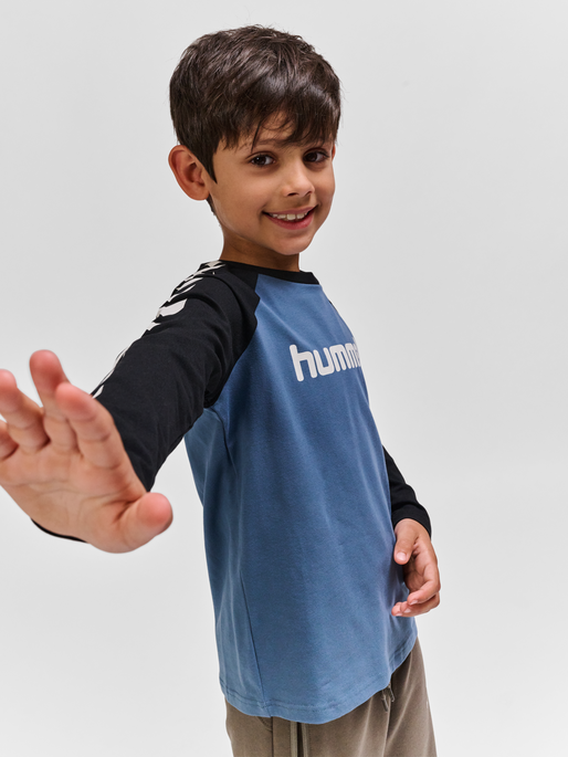 hmlBOYS T-SHIRT L/S, BERING SEA/BLACK, model
