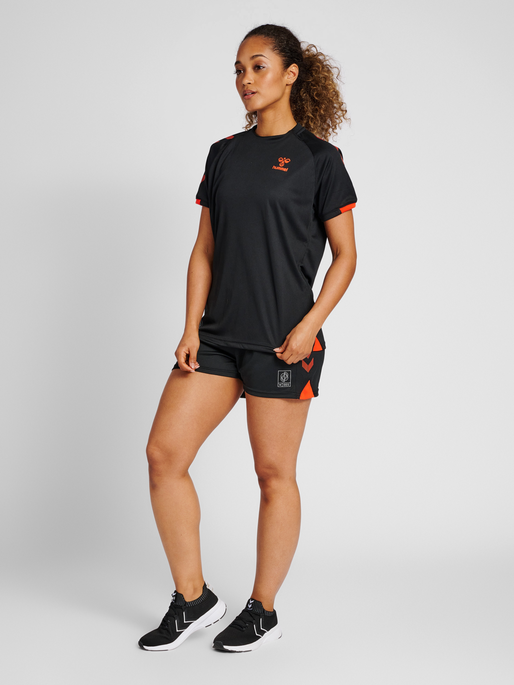 hmlGG12 ACTION SHORTS WOMAN, 2953, model