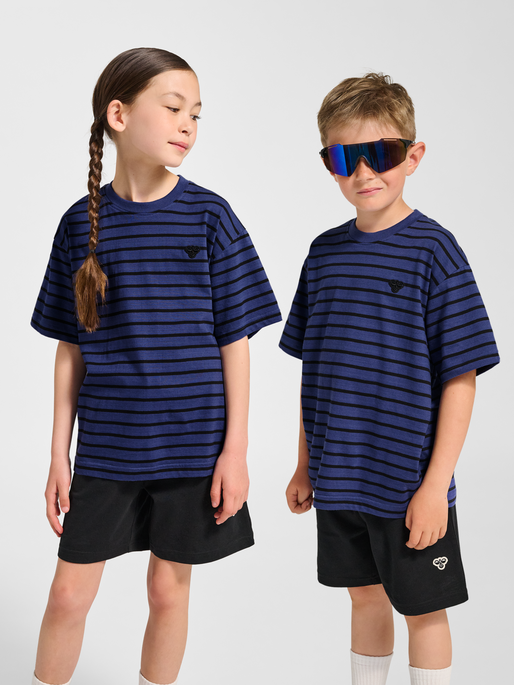 hmlJR LOOSE STRIPED T-SHIRT S/S BEE, DEEP COBALT, model