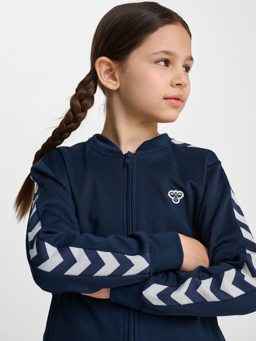 hmlJR ARCHIVE REG POLY ZIP JACKET, DRESS BLUES, model