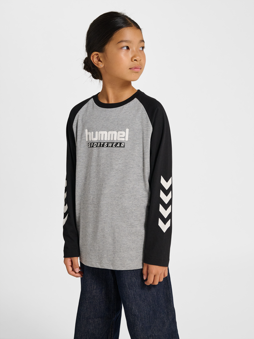 hmlJR LOGO T-SHIRT L/S, GREY MELANGE, model