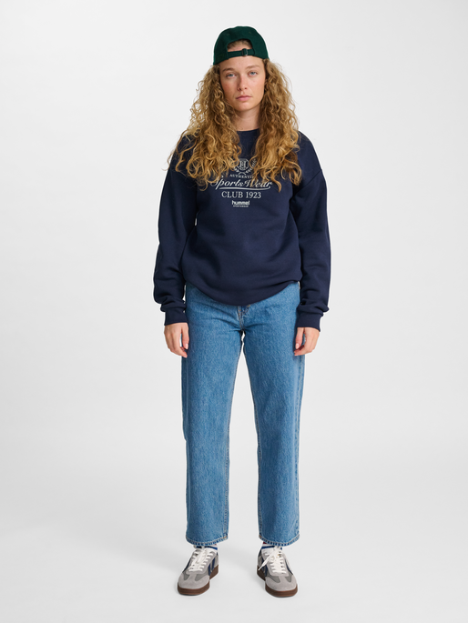 hmlLOOSE CREWNECK CLUB SPORTSWEAR, DRESS BLUES, model