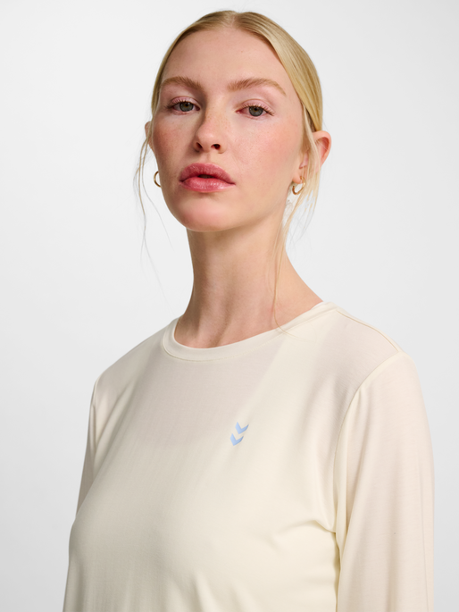 hmlYOGA SOFT LOOSE W T-SHIRT LS, TOFU, model