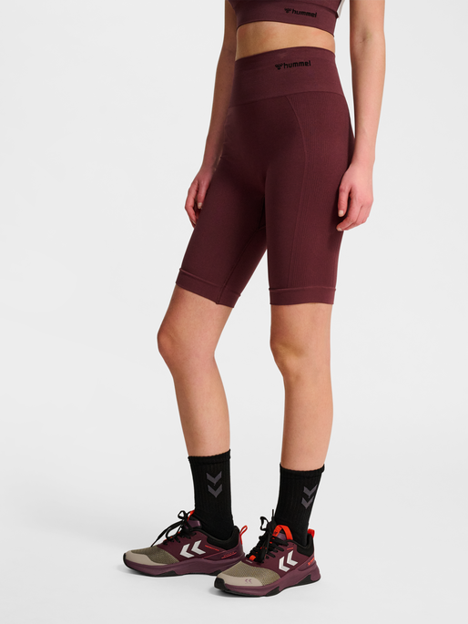 hmlTIF SEAMLESS CYLING SHORTS, FUDGE, model