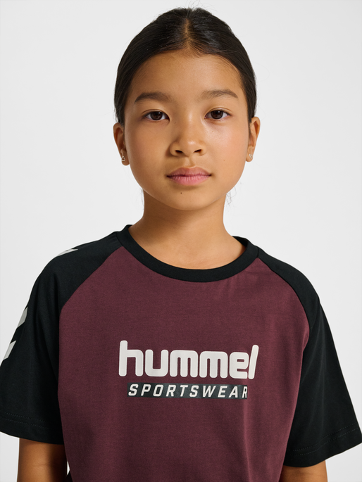 hmlJR LOGO T-SHIRT S/S, VINEYARD WINE, model