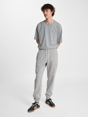 hmlLOOSE SWEATPANT BEE, GREY MELANGE, model