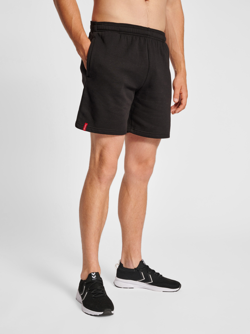 hmlRED BASIC SWEAT SHORTS, BLACK, model