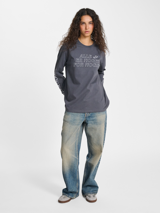 hmlPLADSTILFORSKELLE 25 T-SHIRT L/S, ASPHALT, model