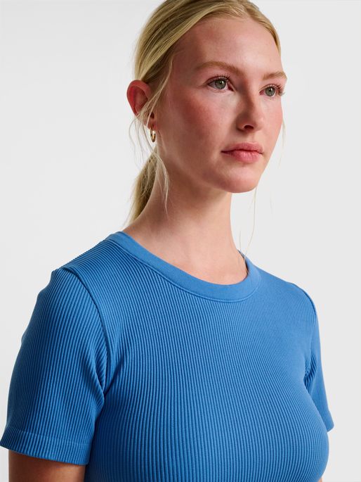 hmlPULSE SEAMLESS RIB W T-SHIRT S/S, RIVERSIDE, model