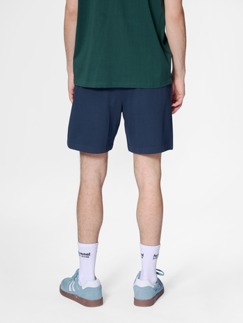 hmlFELIX SWEAT SHORTS, DRESS BLUES, model