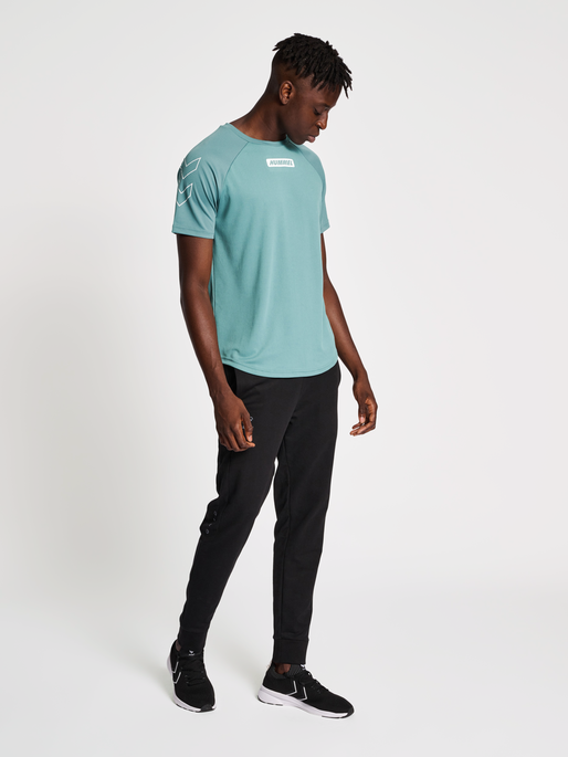 hmlTE TOPAZ T-SHIRT, NORTH ATLANTIC, model