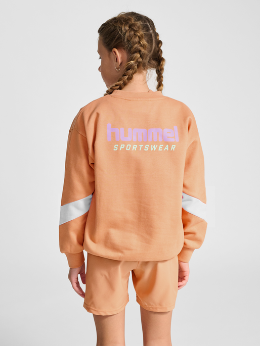 hmlJR OVERSIZED CREW SPORTSWEAR, PEACH BLOOM, model