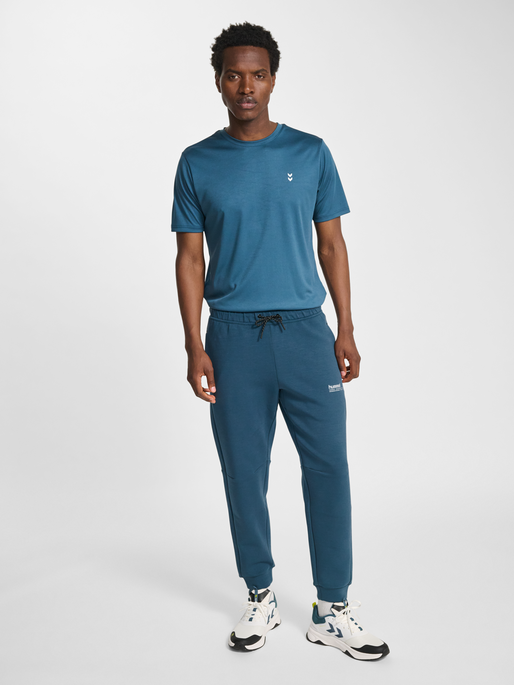 hmlTECH FLEECE REGULAR PANTS, STARGAZER, model