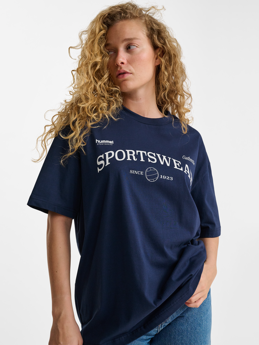 hmlLOOSE TEE S/S CLUB SPORTSWEAR, DRESS BLUES, model