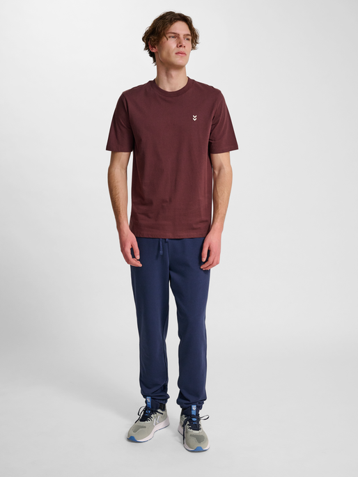 hmlPULSE T-SHIRT, FUDGE, model