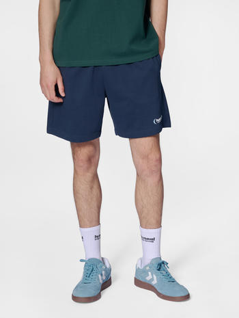 hmlFELIX SWEAT SHORTS, DRESS BLUES, model
