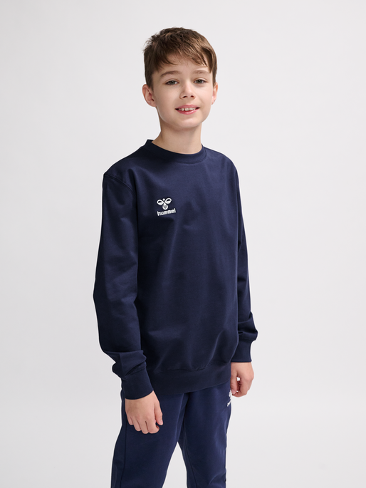 hmlGO 2.0 SWEATSHIRT KIDS, MARINE, model