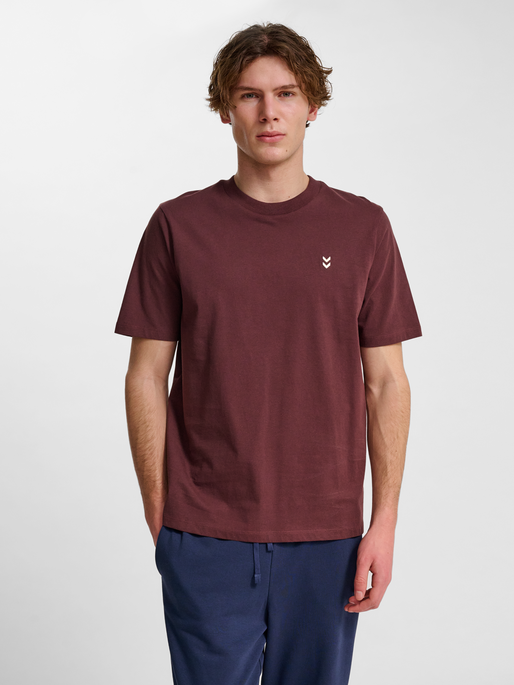 hmlPULSE T-SHIRT, FUDGE, model