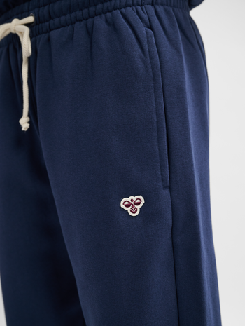 hmlLOOSE SWEATPANT BEE, DRESS BLUES, model