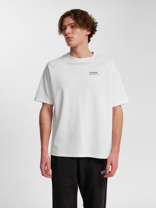 hmlTECH LOOSE T-SHIRT, WHITE, model