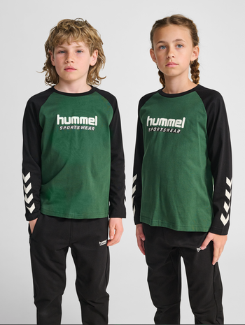 hmlJR LOGO T-SHIRT L/S, DARK GREEN, model