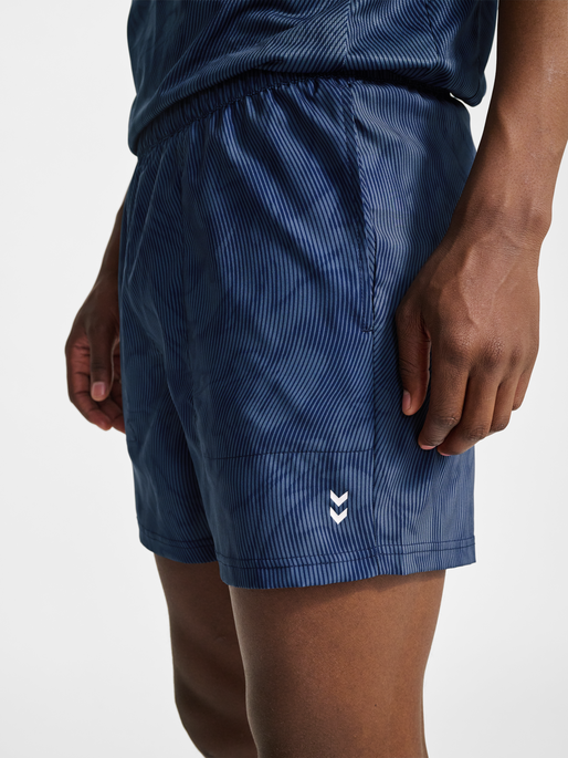 hmlPULSE AOP WORKOUT SHORTS, BLUE MIRAGE/DRESS BLUE, model