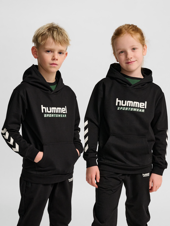 hmlJR LOGO HOODIE, BLACK, model