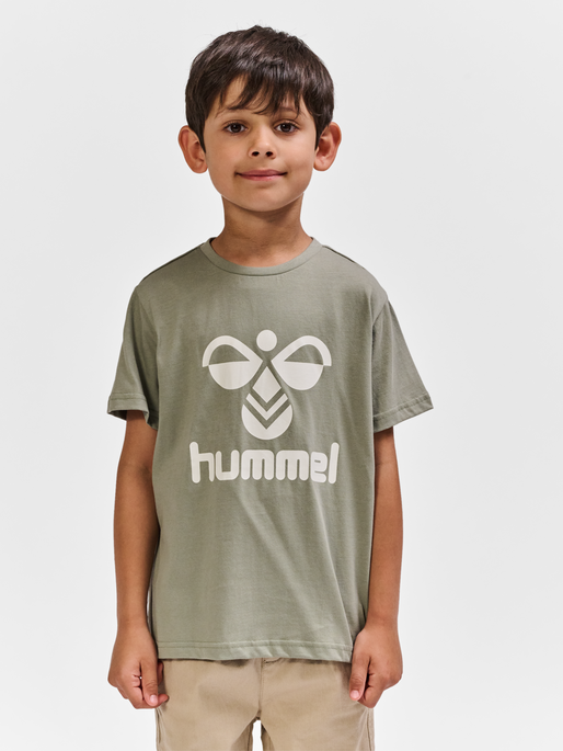hmlTRES T-SHIRT S/S, SHADOW, model