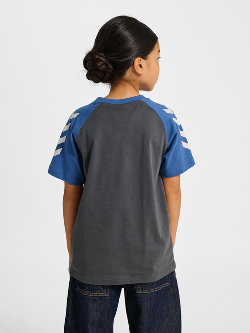 hmlJR LOGO T-SHIRT S/S, EBONY, model