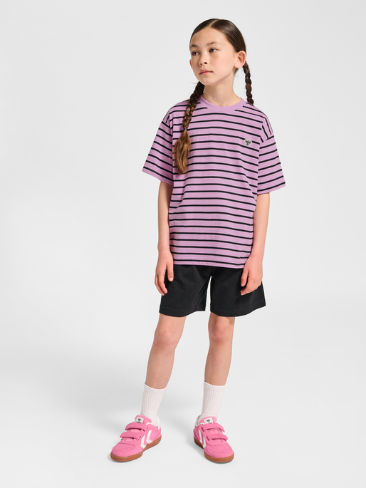 hmlJR LOOSE STRIPED T-SHIRT S/S BEE, SMOKY GRAPE, model