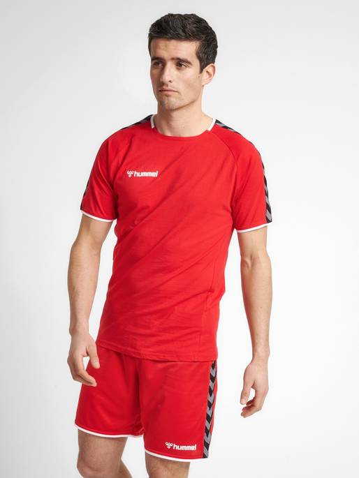 hmlAUTHENTIC TRAINING TEE, TRUE RED, model