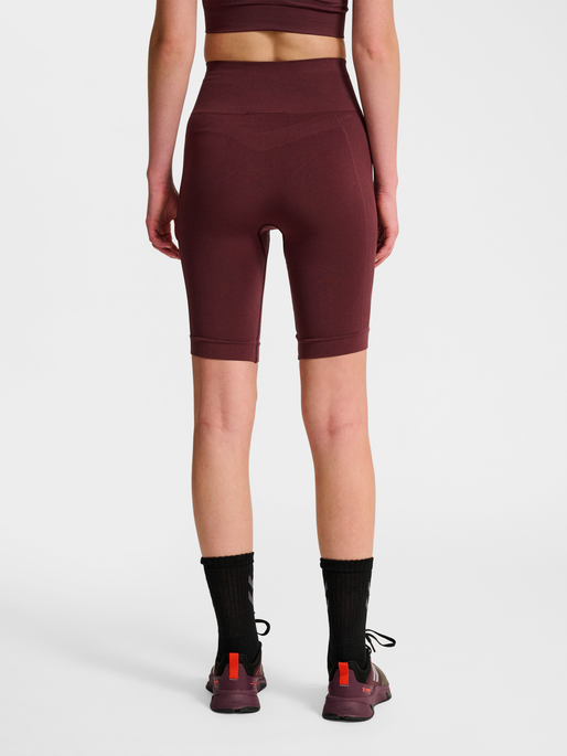 hmlTIF SEAMLESS CYLING SHORTS, FUDGE, model