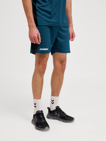 hmlMULTI PL SHORTS, REFLECTING POND, model