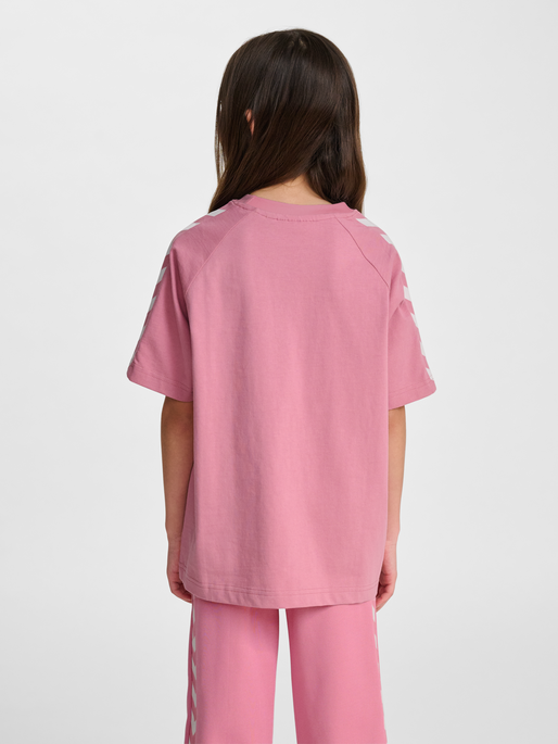 hmlJR ARCHIVE LOOSE T-SHIRT S/S, POLIGNAC, model